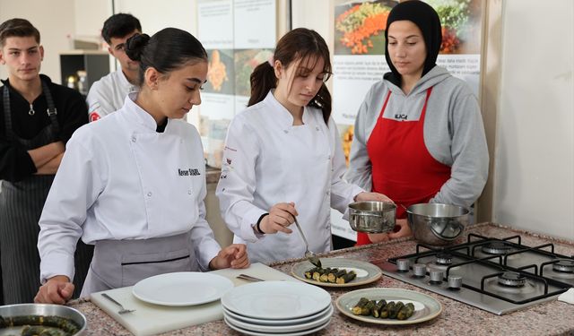 ETB Başkanı Hakan Oral'dan Aziziye Çok Programlı Anadolu Lisesi'ne ziyaret