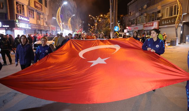 Hakkari'de Cumhuriyet Bayramı kortej yürüyüşüyle kutlandı