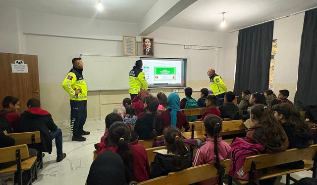 Hizan'da köy okulundaki öğrencilere trafik eğitimi verildi