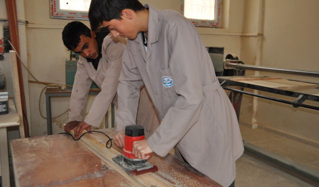 Hizan'da öğrenciler oturma bankları üretti