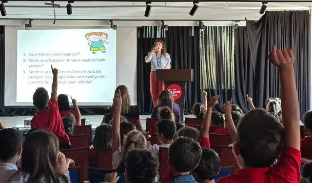 İstanbul Bakırköy Belediyesi’nden öğrencilere “Akran Zorbalığı” eğitimi