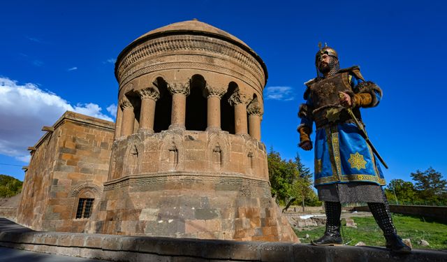 Jandarma personeli Selçuklu Meydan Mezarlığı'nda 'saygı nöbeti' tutuyor