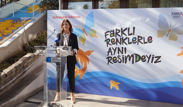 Johnson&Johnson ruh sağlığının önemini göstermek amacıyla Moda Merdivenleri'ni renklendirdi