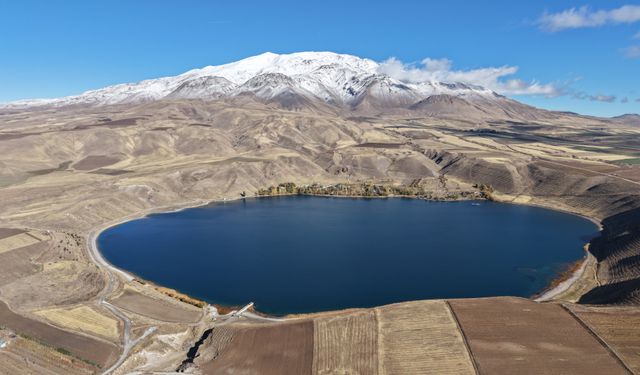 Süphan Dağı zirvesine kar yağdı