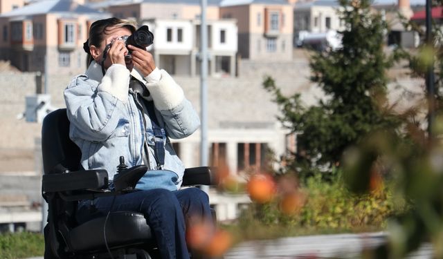 Tekerlekli sandalyesiyle Erzurum'un soğuğunda hayatı fotoğraflıyor