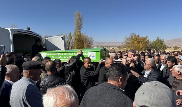 Van-Hakkari kara yolundaki kazada hayatını kaybedenlerin cenazeleri toprağa verildi