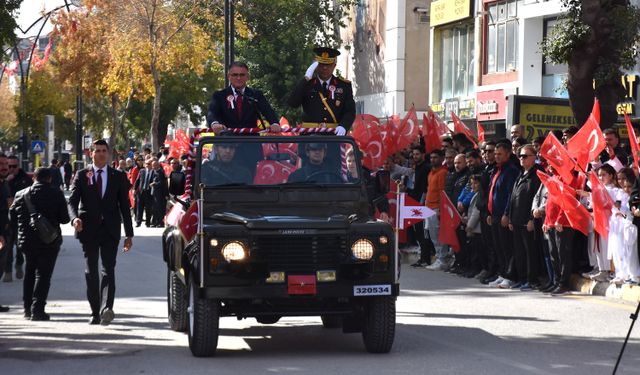 Van ve çevre illerde Cumhuriyet'in 102. yılı törenlerle kutlandı