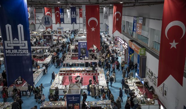 '7. Doğu Anadolu Erzurum Kitap Fuarı'nda hafta sonu yoğunluğu yaşanıyor
