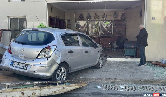 Fırına dalan otomobil ortalığı savaş alanına çevirdi. O anlar kamerada