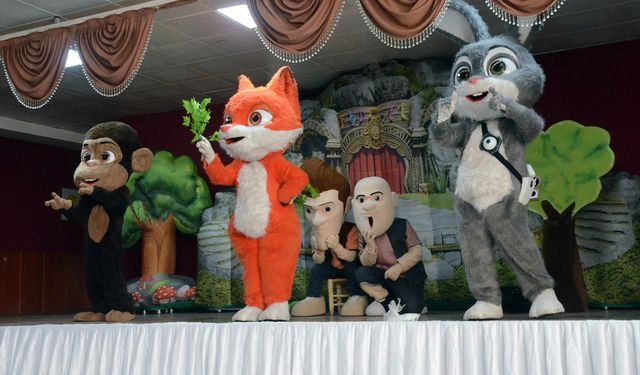 'Akıllı Tavşan Momo ve Orman Dostları' tiyatro oyunu Kars'ta çocuklarla buluştu