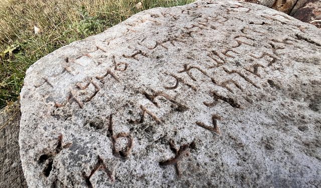 Ardahan kırsalında bulunan Aramice yazıt Kars Müzesi'nde çözümleniyor