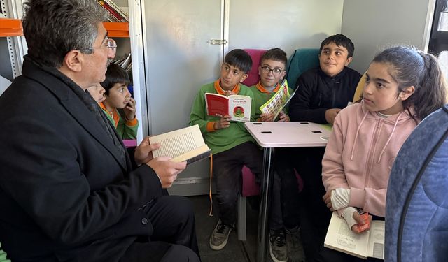 Ardahan'da gezici kütüphane otobüsü 7 yıldır her kesimi kitapla buluşturuyor