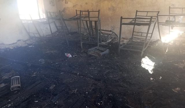 Ardahan'da kullanılmayan okul binasında çıkan yangın söndürüldü