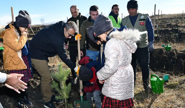 Ardahan'da öğrenciler 'Yeşil vatan' için fidanları toprakla buluşturdu