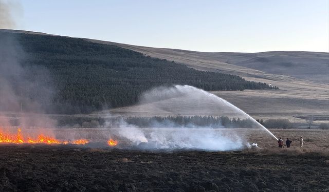 Ardahan'da Putka Gölü sazlığında çıkan yangına müdahale ediliyor