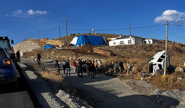 Ardahan'da şarampole devrilen hafif ticari araçtaki 2 kişi yaralandı