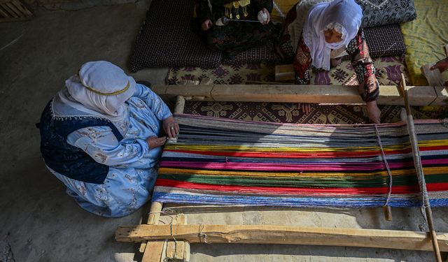 Bahçesaraylı kadınlar ahşap tezgahlarında dokuma kültürünü yaşatıyor