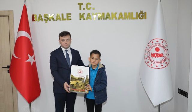 Başkale Kaymakamı Erdoğan, en çok kitap okuyan öğrencileri ödüllendirdi