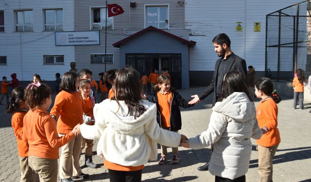 Bitlis'te sınıf öğretmeni 'yenilikçi eğitim' yaklaşımıyla öğrencilerini geleceğe hazırlıyor