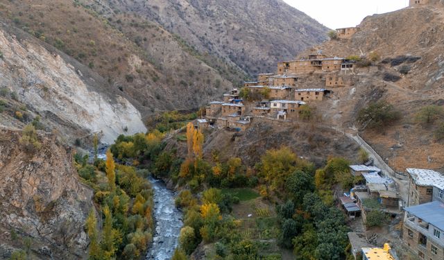 Bitlis'teki taş evler, sonbahar manzarasıyla fotoğraf tutkunlarını ağırlıyor