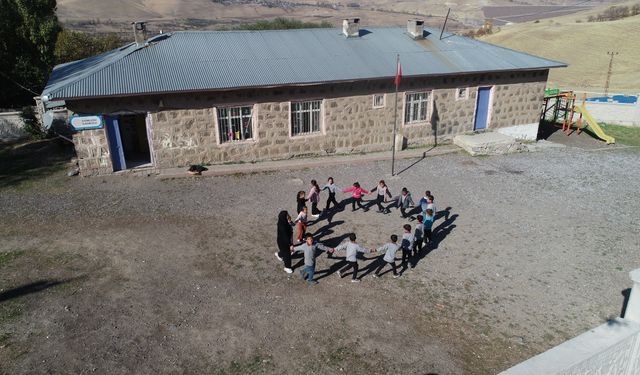Dağ köyünün fedakar öğretmeni soba yakarak ısıttığı sınıfta öğrencileri geleceğe hazırlıyor