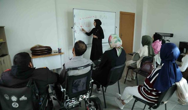 Engelsiz Yaşam Merkezi’nde dezavantajlı bireyler sosyal ve kültürel faaliyetlerle destekleniyor