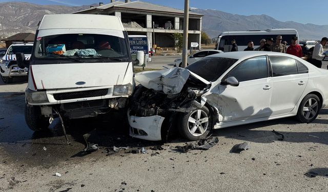 Erzincan'da 3 aracın karıştığı zincirleme trafik kazasında 2 kişi yaralandı