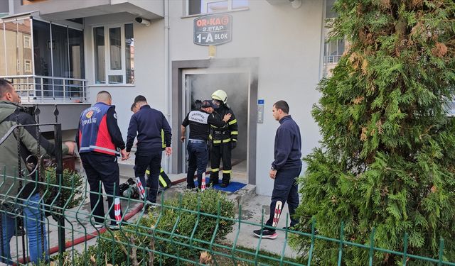 Erzincan'da 3 katlı apartmanın bodrumunda çıkan yangın söndürüldü
