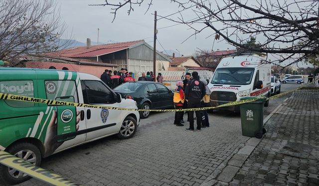 Erzincan'da baba ile oğlu evlerinde ölü bulundu