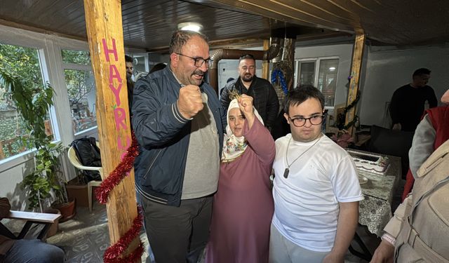 Erzincan'da gönüllü gençlerden down sendromlu Sümeyra'ya doğum günü sürprizi