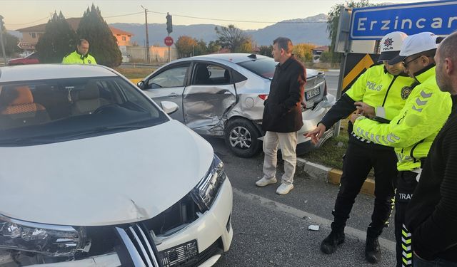 Erzincan'da iki otomobilin çarpışması sonucu 5 kişi yaralandı