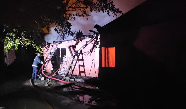 Erzincan'da müstakil evde çıkan yangında mahsur kalan 2'si çocuk 4 kişi kurtarıldı