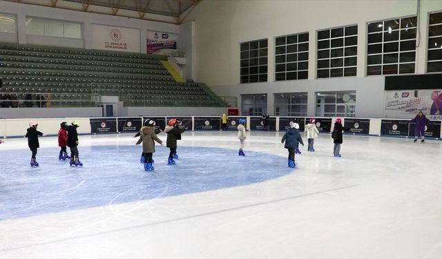 Erzurum'da ilkokul öğrencileri, buz üzerinde yeteneklerini keşfediyor