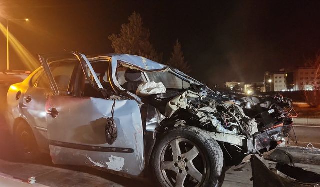 Erzurum'da kamyonet ile otomobilin çarpıştığı kazada 1 kişi öldü