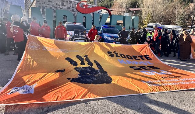 Erzurum'da Palandöken Dağı'nda 'kadına yönelik şiddete karşı' yürüyüş yapıldı