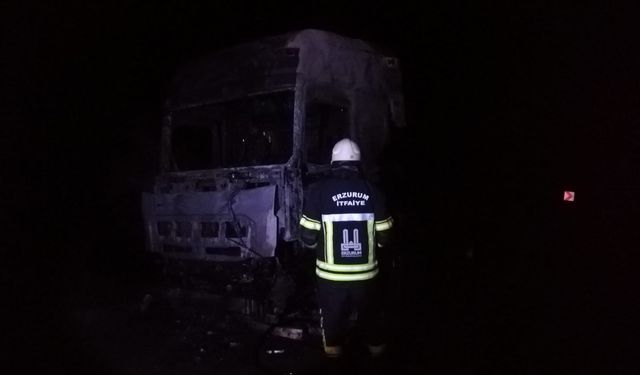 Erzurum'da seyir halindeyken alev alan tır yandı