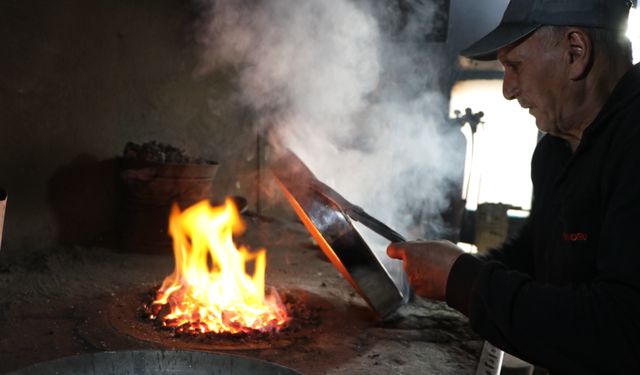 Erzurum'un son ustalarından Fuat Kavgacı 61 yıldır kalaycılık ateşini söndürmüyor