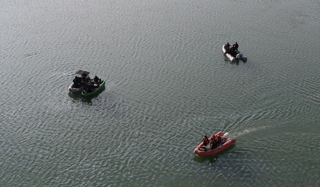 GÜNCELLEME 3 - Van'da baraja düşen otomobildeki üçüncü kişinin de cansız bedenine ulaşıldı