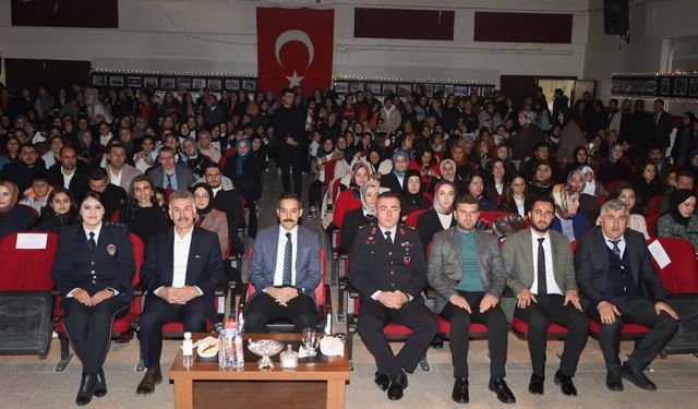 Güroymak'ta 24 Kasım Öğretmenler Günü kutlandı