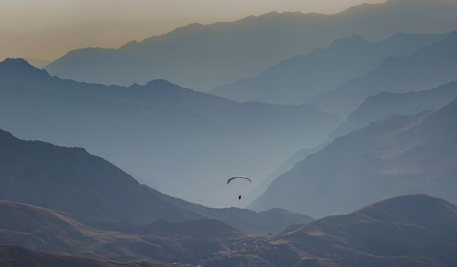Hakkari semaları yamaç paraşütüyle renkleniyor