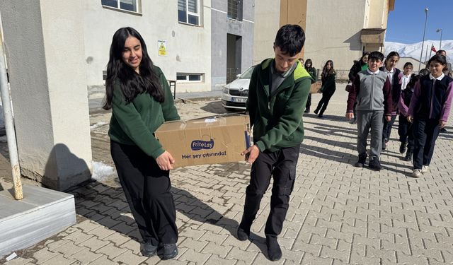 Hakkari'de gönüllü öğretmen ve öğrenciler 6 köy okulunun kütüphanesini kitapla donattı