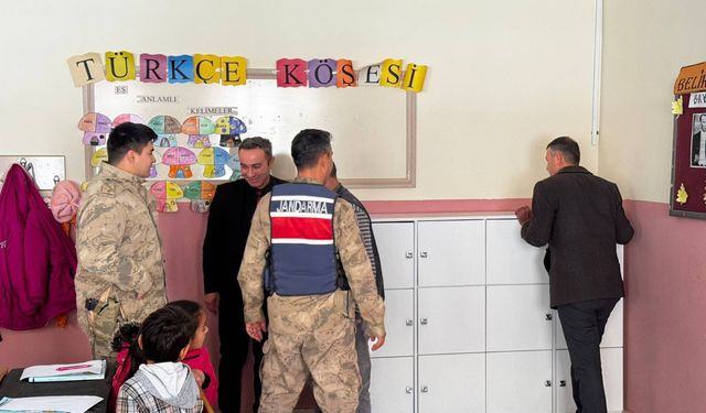 Hakkari'de köy okuluna dolap desteği