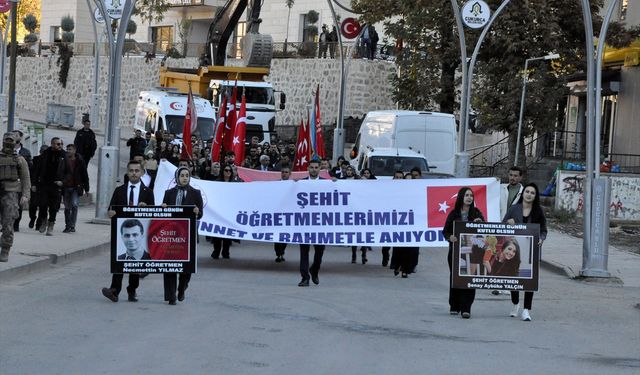 Hakkari'de öğretmenler, şehit meslektaşları için yürüdü