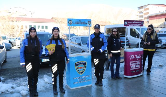 Hakkari'de polisler, kadınlara KADES'i anlattı