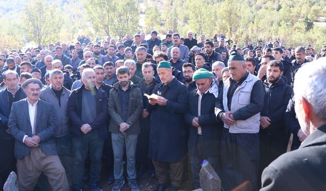 Hakkari'de Zap Suyu'na düşen pikapta hayatını kaybeden 2 kişinin cenazesi defnedildi