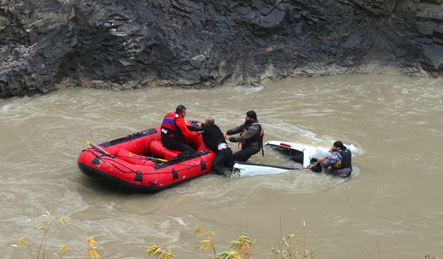 Hakkari'de Zap Suyu'na düşen pikaptaki 4 kişi bot yardımıyla kurtarıldı