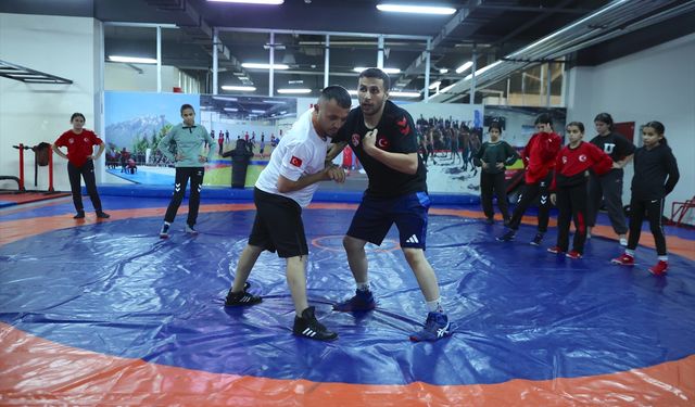 Hakkarili güreşçiler, bu yıl 78 madalya kazanarak kentteki çocuklara örnek oldu