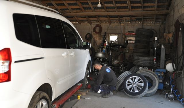 Hizan'da lastikçilerde 'kış lastiği' yoğunluğu yaşanıyor