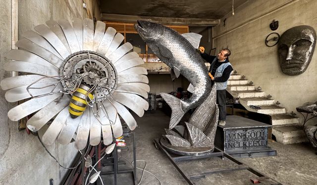İranlı heykeltıraş 350 kilogramlık hurda demirden 'inci kefali' heykeli yaptı