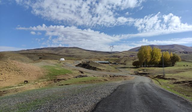 Karlıova'da asfalt çalışması